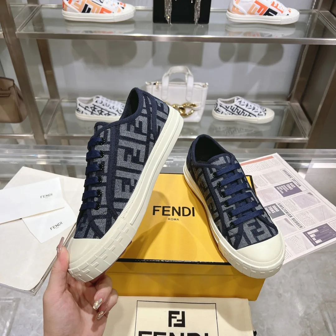Couple style 💰460❤️Fendi Fendi's latest couple canvas shoes ❑ Fabric: Original customized imported jacquard canvas material ❑ Inner lining: Imported canvas material ❑ Sole: Original molded non-slip TPU outsole ❑ Bottom thickness: 2.5cm ❑ Size: Women's 35-40/Men's 39-45
